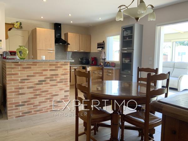 Maison indépendante de plain-pied, T5 de 98 m², trois chambres, véranda, piscine. Proche commerces et plages