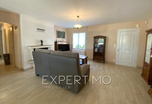 Maison indépendante de plain-pied, T5 de 98 m², trois chambres, véranda, piscine. Proche commerces et plages