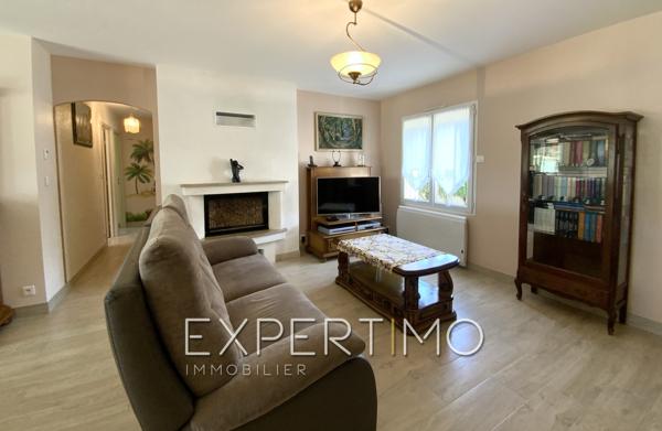 Maison indépendante de plain-pied, T5 de 98 m², trois chambres, véranda, piscine. Proche commerces et plages