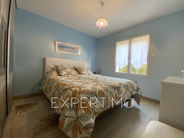 Maison indépendante de plain-pied, T5 de 98 m², trois chambres, véranda, piscine. Proche commerces et plages