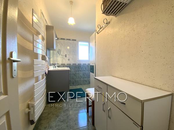 Maison indépendante de plain-pied, T5 de 98 m², trois chambres, véranda, piscine. Proche commerces et plages