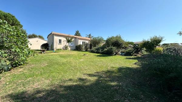 Maison de plain-pied à vendre 4 pièces BERGERAC (24) - terrain 2184 m2 - piscine