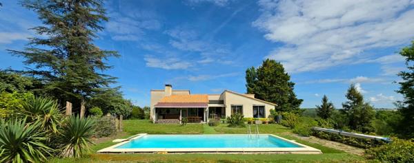 Maison d'architecte avec piscine, sous-sol complet et vue dégagée – Ribérac