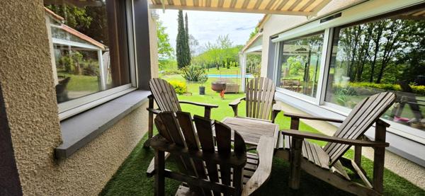 Maison d'architecte avec piscine, sous-sol complet et vue dégagée – Ribérac