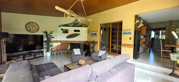 Maison d'architecte avec piscine, sous-sol complet et vue dégagée – Ribérac