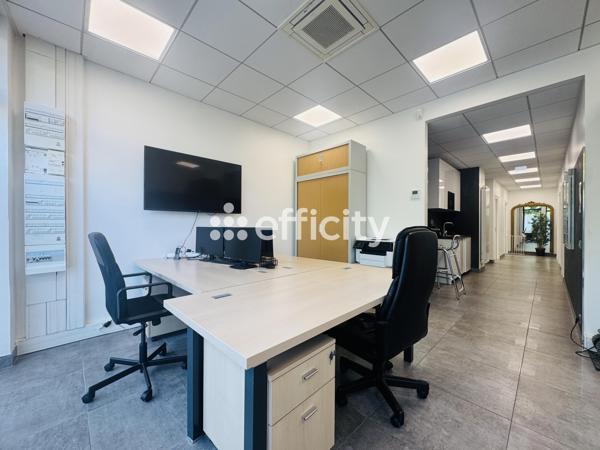 Local Commercial
         6 pièces
        - 135 m² Exclusivité 548 900 € *
