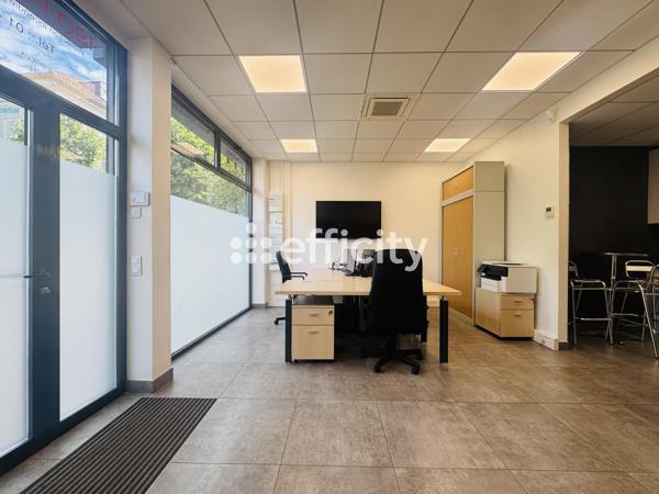 Local Commercial
         6 pièces
        - 135 m² Exclusivité 548 900 € *