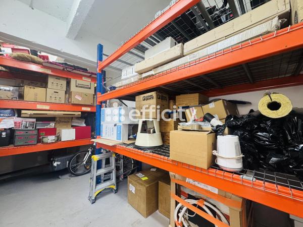 Local Commercial
         6 pièces
        - 135 m² Exclusivité 548 900 € *