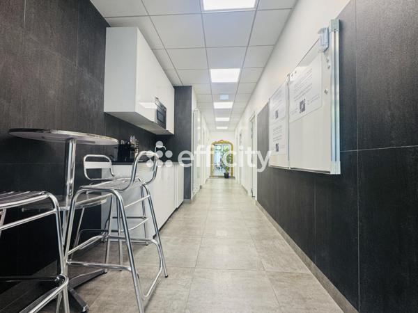 Local Commercial
         6 pièces
        - 135 m² Exclusivité 548 900 € *