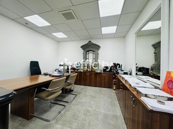 Local Commercial
         6 pièces
        - 135 m² Exclusivité 548 900 € *