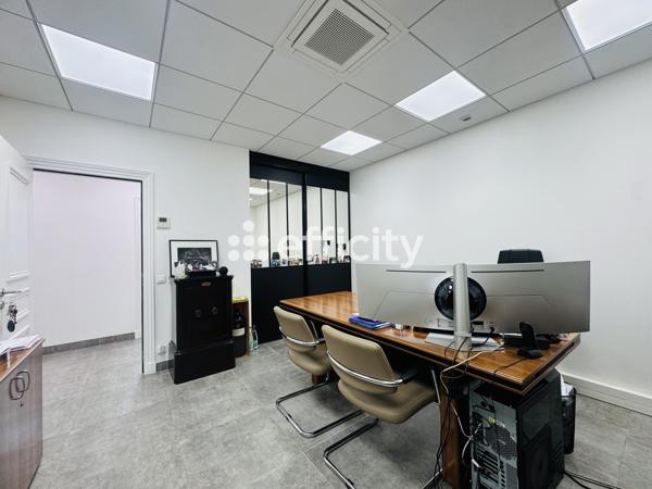 Local Commercial
         6 pièces
        - 135 m² Exclusivité 548 900 € *