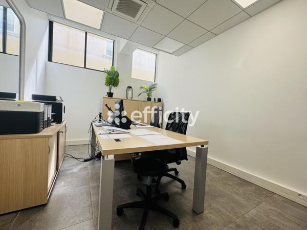Local Commercial
         6 pièces
        - 135 m² Exclusivité 548 900 € *
