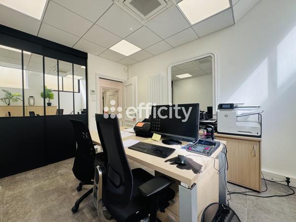 Local Commercial
         6 pièces
        - 135 m² Exclusivité 548 900 € *