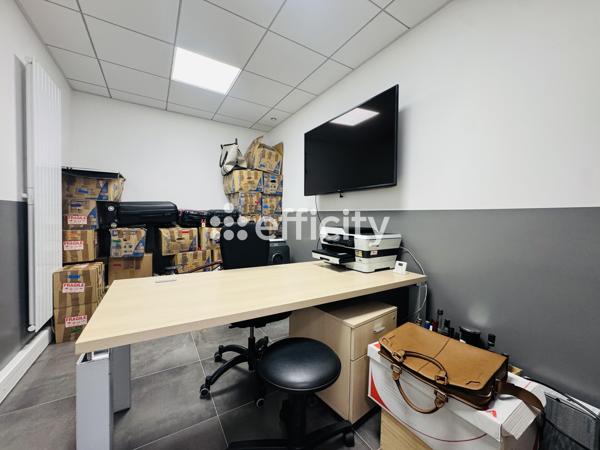 Local Commercial
         6 pièces
        - 135 m² Exclusivité 548 900 € *