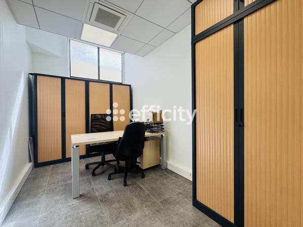 Local Commercial
         6 pièces
        - 135 m² Exclusivité 548 900 € *