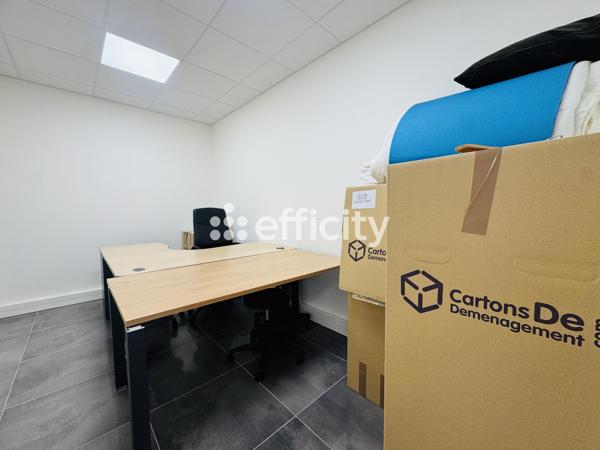 Local Commercial
         6 pièces
        - 135 m² Exclusivité 548 900 € *