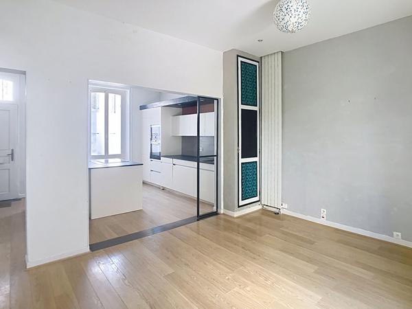 A VENDRE À proximité immédiate de la gare SNCF d'Angers, sur la place Lafayette, Maison ancienne type angevine, environ 130m² au sol, 4 chambres plus un bureau en rez-de-chaussée,cour intérieure avec un abris, cave.