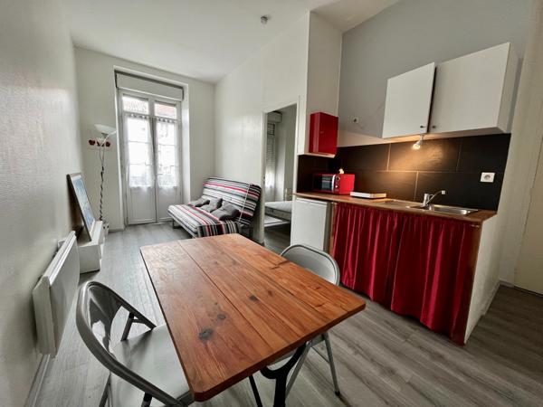 INVESTISSEUR, SECTEUR VILLENEUVE SUR LOT , LOT DE 2 APPARTEMENTS rive droite, proche des commerces. * Au 1er étage droite : appartement T2 de 28 m2 comprenant une pièce de vie avec une cuisine équipée d'une plaque électrique, un frigo donnant sur une p , Villeneuve sur lot