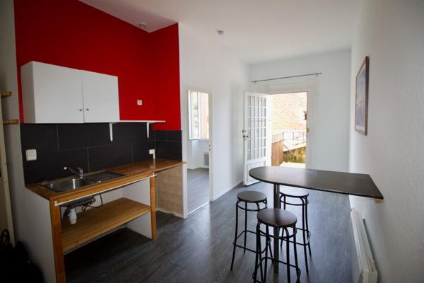 INVESTISSEUR, SECTEUR VILLENEUVE SUR LOT , LOT DE 2 APPARTEMENTS rive droite, proche des commerces. * Au 1er étage droite : appartement T2 de 28 m2 comprenant une pièce de vie avec une cuisine équipée d'une plaque électrique, un frigo donnant sur une p , Villeneuve sur lot