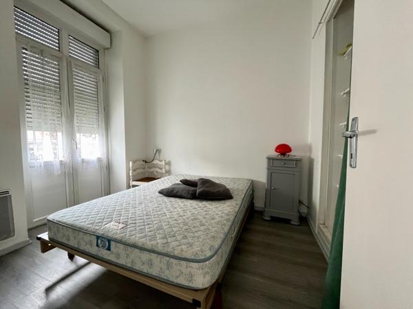 INVESTISSEUR, SECTEUR VILLENEUVE SUR LOT , LOT DE 2 APPARTEMENTS rive droite, proche des commerces. * Au 1er étage droite : appartement T2 de 28 m2 comprenant une pièce de vie avec une cuisine équipée d'une plaque électrique, un frigo donnant sur une p , Villeneuve sur lot
