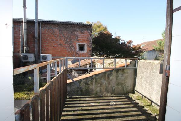 INVESTISSEUR, SECTEUR VILLENEUVE SUR LOT , LOT DE 2 APPARTEMENTS rive droite, proche des commerces. * Au 1er étage droite : appartement T2 de 28 m2 comprenant une pièce de vie avec une cuisine équipée d'une plaque électrique, un frigo donnant sur une p , Villeneuve sur lot