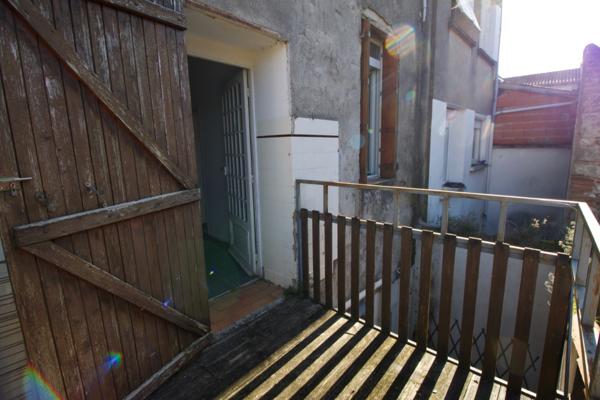 INVESTISSEUR, SECTEUR VILLENEUVE SUR LOT , LOT DE 2 APPARTEMENTS rive droite, proche des commerces. * Au 1er étage droite : appartement T2 de 28 m2 comprenant une pièce de vie avec une cuisine équipée d'une plaque électrique, un frigo donnant sur une p , Villeneuve sur lot