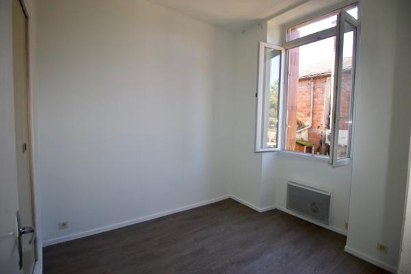 INVESTISSEUR, SECTEUR VILLENEUVE SUR LOT , LOT DE 2 APPARTEMENTS rive droite, proche des commerces. * Au 1er étage droite : appartement T2 de 28 m2 comprenant une pièce de vie avec une cuisine équipée d'une plaque électrique, un frigo donnant sur une p , Villeneuve sur lot