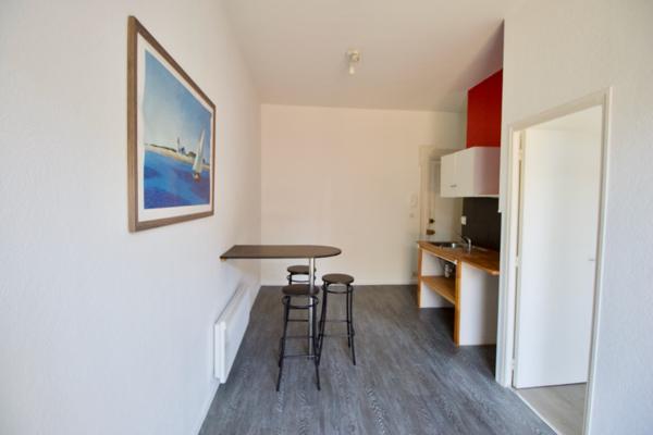 INVESTISSEUR, SECTEUR VILLENEUVE SUR LOT , LOT DE 2 APPARTEMENTS rive droite, proche des commerces. * Au 1er étage droite : appartement T2 de 28 m2 comprenant une pièce de vie avec une cuisine équipée d'une plaque électrique, un frigo donnant sur une p , Villeneuve sur lot