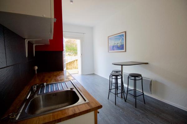 INVESTISSEUR, SECTEUR VILLENEUVE SUR LOT , LOT DE 2 APPARTEMENTS rive droite, proche des commerces. * Au 1er étage droite : appartement T2 de 28 m2 comprenant une pièce de vie avec une cuisine équipée d'une plaque électrique, un frigo donnant sur une p , Villeneuve sur lot