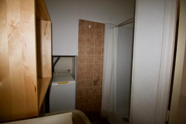 INVESTISSEUR, SECTEUR VILLENEUVE SUR LOT , LOT DE 2 APPARTEMENTS rive droite, proche des commerces. * Au 1er étage droite : appartement T2 de 28 m2 comprenant une pièce de vie avec une cuisine équipée d'une plaque électrique, un frigo donnant sur une p , Villeneuve sur lot