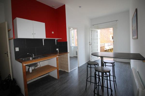 INVESTISSEUR, SECTEUR VILLENEUVE SUR LOT , LOT DE 2 APPARTEMENTS rive droite, proche des commerces. * Au 1er étage droite : appartement T2 de 28 m2 comprenant une pièce de vie avec une cuisine équipée d'une plaque électrique, un frigo donnant sur une p , Villeneuve sur lot