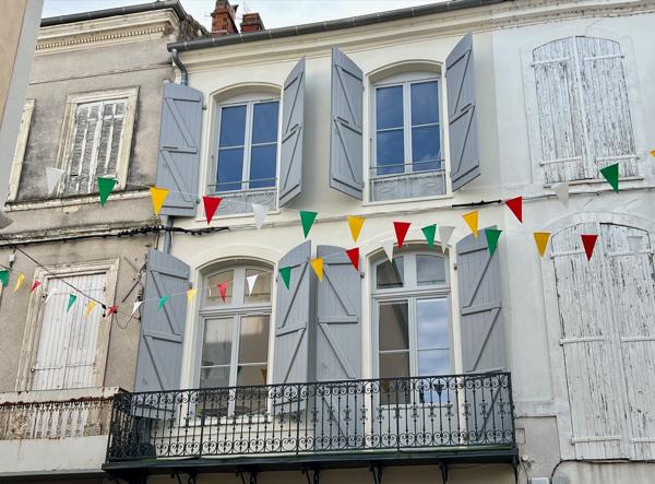 Immeuble à Villeneuve sur Lot d'environ 231 m2 comprenant un local commercial en RDC (emplacement numéro 1) loué 1 000€ (surface de vente 63m2 + réserve et kitchenette14m2) et un magnifique appartement en duplex au dessus avec un accès indépendant par une , Villeneuve sur lot