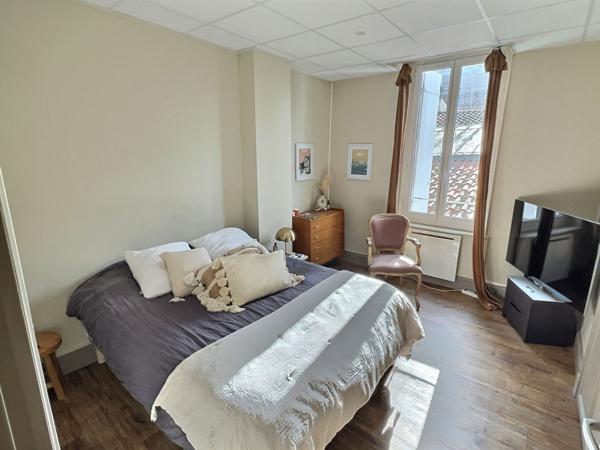 Immeuble à Villeneuve sur Lot d'environ 231 m2 comprenant un local commercial en RDC (emplacement numéro 1) loué 1 000€ (surface de vente 63m2 + réserve et kitchenette14m2) et un magnifique appartement en duplex au dessus avec un accès indépendant par une , Villeneuve sur lot