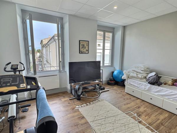 Immeuble à Villeneuve sur Lot d'environ 231 m2 comprenant un local commercial en RDC (emplacement numéro 1) loué 1 000€ (surface de vente 63m2 + réserve et kitchenette14m2) et un magnifique appartement en duplex au dessus avec un accès indépendant par une , Villeneuve sur lot