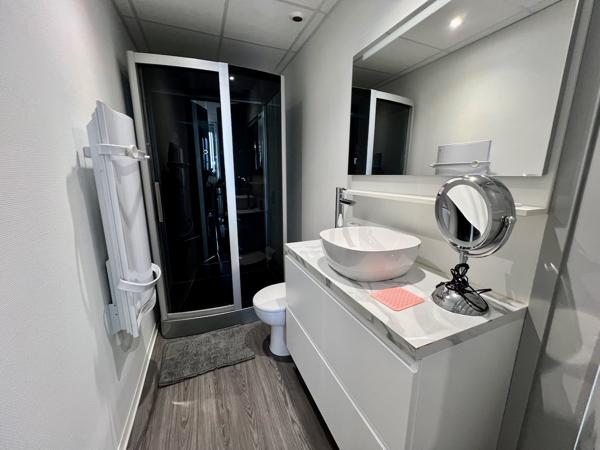 Immeuble à Villeneuve sur Lot d'environ 231 m2 comprenant un local commercial en RDC (emplacement numéro 1) loué 1 000€ (surface de vente 63m2 + réserve et kitchenette14m2) et un magnifique appartement en duplex au dessus avec un accès indépendant par une , Villeneuve sur lot