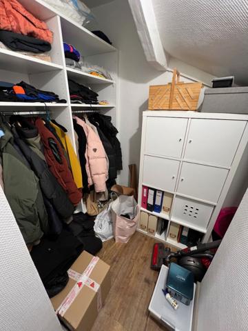 Immeuble à Villeneuve sur Lot d'environ 231 m2 comprenant un local commercial en RDC (emplacement numéro 1) loué 1 000€ (surface de vente 63m2 + réserve et kitchenette14m2) et un magnifique appartement en duplex au dessus avec un accès indépendant par une , Villeneuve sur lot