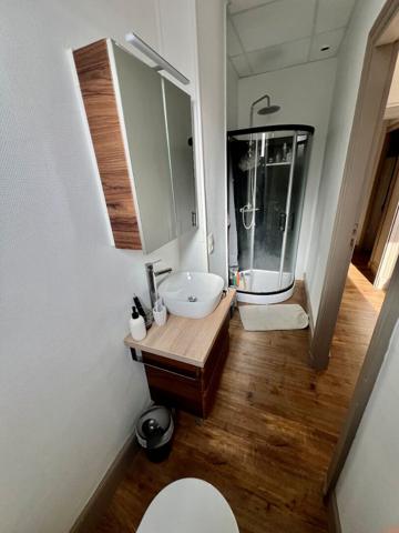Immeuble à Villeneuve sur Lot d'environ 231 m2 comprenant un local commercial en RDC (emplacement numéro 1) loué 1 000€ (surface de vente 63m2 + réserve et kitchenette14m2) et un magnifique appartement en duplex au dessus avec un accès indépendant par une , Villeneuve sur lot
