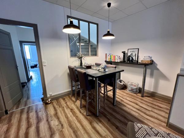 Immeuble à Villeneuve sur Lot d'environ 231 m2 comprenant un local commercial en RDC (emplacement numéro 1) loué 1 000€ (surface de vente 63m2 + réserve et kitchenette14m2) et un magnifique appartement en duplex au dessus avec un accès indépendant par une , Villeneuve sur lot