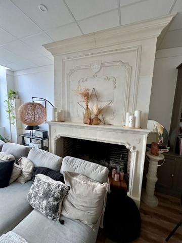 Immeuble à Villeneuve sur Lot d'environ 231 m2 comprenant un local commercial en RDC (emplacement numéro 1) loué 1 000€ (surface de vente 63m2 + réserve et kitchenette14m2) et un magnifique appartement en duplex au dessus avec un accès indépendant par une , Villeneuve sur lot