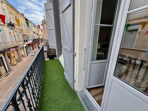 Immeuble à Villeneuve sur Lot d'environ 231 m2 comprenant un local commercial en RDC (emplacement numéro 1) loué 1 000€ (surface de vente 63m2 + réserve et kitchenette14m2) et un magnifique appartement en duplex au dessus avec un accès indépendant par une , Villeneuve sur lot