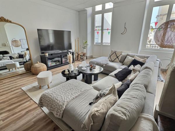 Immeuble à Villeneuve sur Lot d'environ 231 m2 comprenant un local commercial en RDC (emplacement numéro 1) loué 1 000€ (surface de vente 63m2 + réserve et kitchenette14m2) et un magnifique appartement en duplex au dessus avec un accès indépendant par une , Villeneuve sur lot