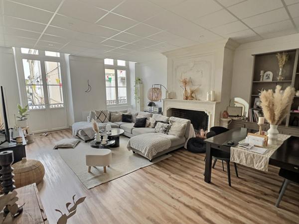 Immeuble à Villeneuve sur Lot d'environ 231 m2 comprenant un local commercial en RDC (emplacement numéro 1) loué 1 000€ (surface de vente 63m2 + réserve et kitchenette14m2) et un magnifique appartement en duplex au dessus avec un accès indépendant par une , Villeneuve sur lot