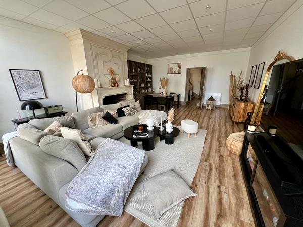 Immeuble à Villeneuve sur Lot d'environ 231 m2 comprenant un local commercial en RDC (emplacement numéro 1) loué 1 000€ (surface de vente 63m2 + réserve et kitchenette14m2) et un magnifique appartement en duplex au dessus avec un accès indépendant par une , Villeneuve sur lot