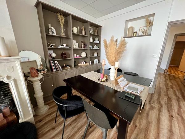Immeuble à Villeneuve sur Lot d'environ 231 m2 comprenant un local commercial en RDC (emplacement numéro 1) loué 1 000€ (surface de vente 63m2 + réserve et kitchenette14m2) et un magnifique appartement en duplex au dessus avec un accès indépendant par une , Villeneuve sur lot