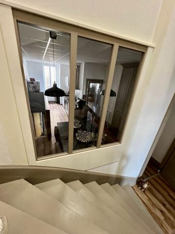 Immeuble à Villeneuve sur Lot d'environ 231 m2 comprenant un local commercial en RDC (emplacement numéro 1) loué 1 000€ (surface de vente 63m2 + réserve et kitchenette14m2) et un magnifique appartement en duplex au dessus avec un accès indépendant par une , Villeneuve sur lot