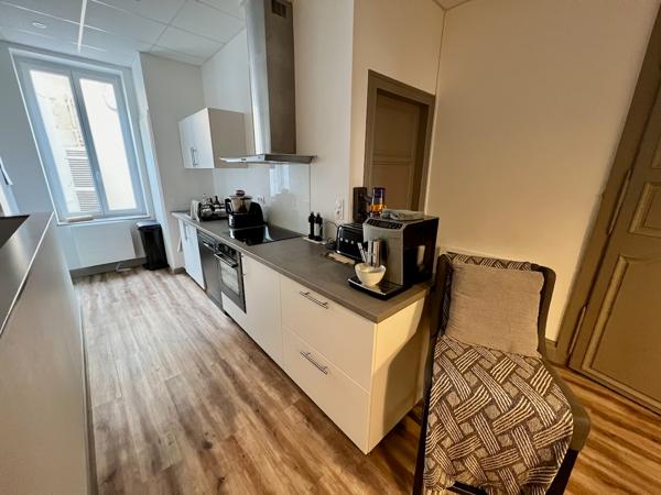 Immeuble à Villeneuve sur Lot d'environ 231 m2 comprenant un local commercial en RDC (emplacement numéro 1) loué 1 000€ (surface de vente 63m2 + réserve et kitchenette14m2) et un magnifique appartement en duplex au dessus avec un accès indépendant par une , Villeneuve sur lot