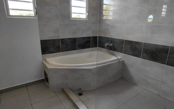 Maison à vendre    4 pièces • 116,78 m2 Baie-Mahault