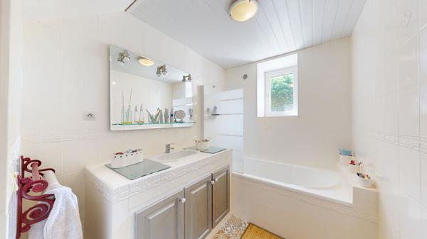 Charmant Corps de ferme avec Grand Terrain Agricole