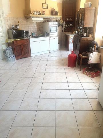 Maison 182 m² à vendre 7 pièces CHALAIS (16) 4 à 6 chambres – Commodités à pied – Fort potentiel ! terrain !
