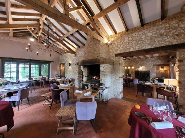Fond de commerce restaurant situé dans un village médiéval très touristique à 15 minutes de Bergerac.